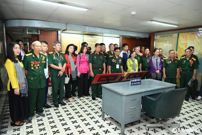 Đoàn đại biểu tỉnh Nghệ An tham quan Dinh Độc Lập. Ảnh: Thành Cường