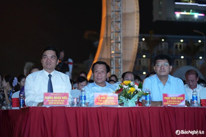 Các đại biểu tham dự khai mạc Lễ hội Du lịch biển Cửa Lò năm 2025. Ảnh: Đức Anh
