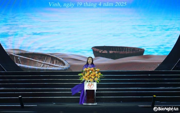 Đồng chí Trần Thị Cẩm Tú - Phó Chủ tịch Ủy ban nhân dân thành phố Vinh phát biểu khai mạc Lễ hội Du lịch biển Cửa Lò năm 2025. Ảnh: Đức Anh