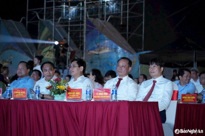 Các đại biểu tham dự khai mạc Lễ hội Du lịch biển Cửa Lò năm 2025. Ảnh: Đức Anh