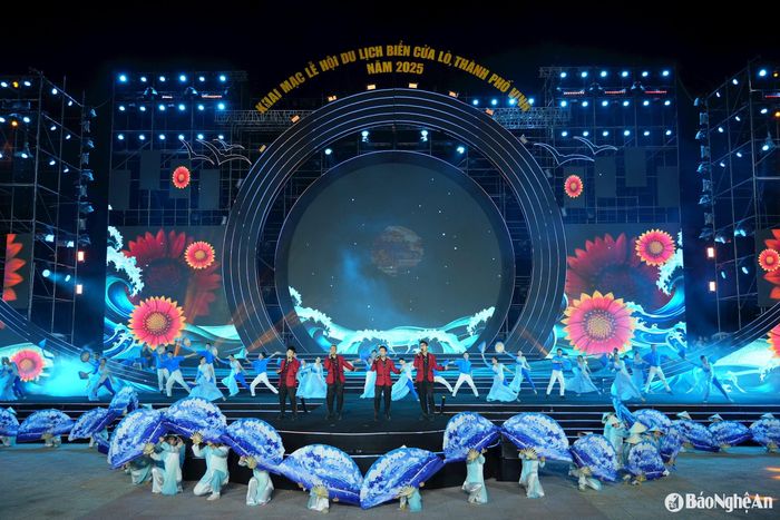 Chương trình khai mạc Lễ hội Du lịch biển Cửa Lò diễn ra hoành tráng, hấp dẫn. Ảnh: Đức Anh