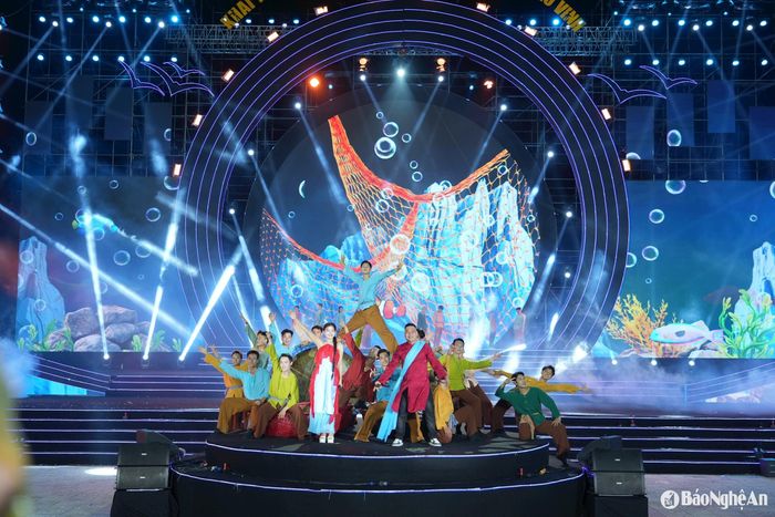 Chương trình nghệ thuật “Cửa Lò - Bình minh tỏa sáng" có sự tham gia biểu diễn của nhiều nghệ sĩ nổi tiếng. Ảnh: Đức Anh
