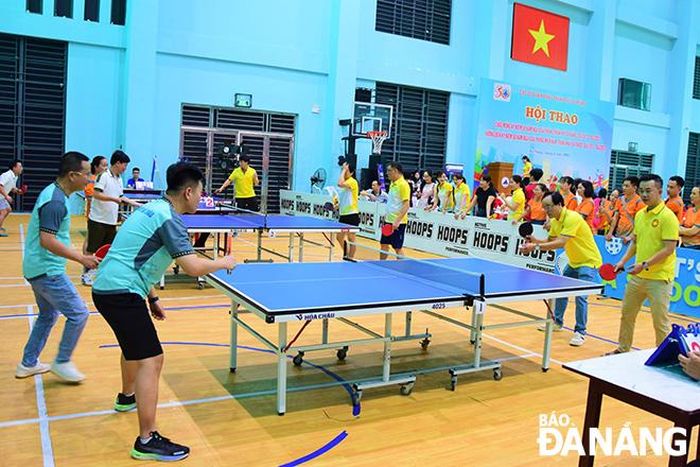 Các vận động viên tranh tài môn bóng bàn.
