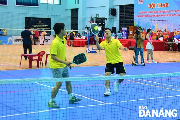 Các vận động viên thi đấu môn pickleball.