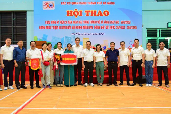 Phó Bí thư Thường trực Thành ủy Nguyễn Đình Vĩnh (thứ 9, bên trái sang) chụp hình lưu niệm cùng đoàn vận động viên dự hội thao.