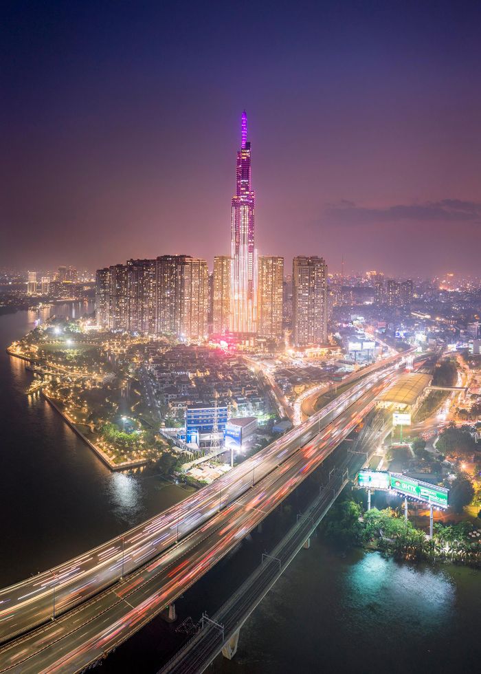 Cầu Sài Gòn và Landmark 81 về đêm.