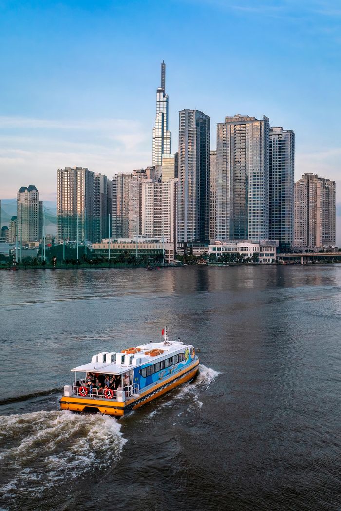 Khám phá cảnh sắc Thành phố Hồ Chí Minh trên chuyến tàu Saigon Waterbus.