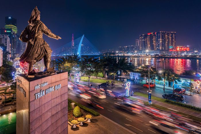Tượng Trần Hưng Đạo góc nhìn từ Công trường Mê Linh.