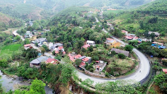 Khu Ngả Hai thơ mộng bên sườn núi trong một ngày tan sương.