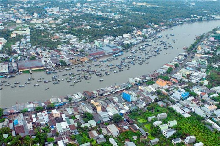 Thành phố Cần Thơ là trung tâm kinh tế của vùng Đồng bằng Sông Cửu Long với hệ thống sông ngòi chằng chịt, vườn cây ăn trái bạt ngàn, đồng ruộng mênh mông, nổi tiếng với Bến Ninh Kiều, chợ nổi Cái Răng.