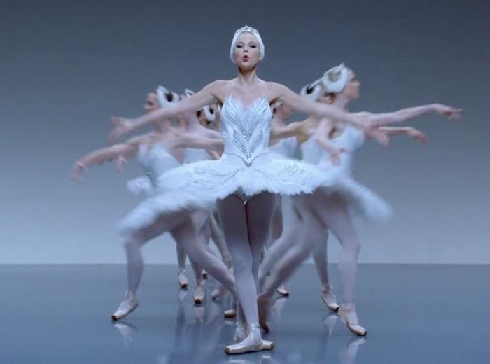 Taylor Swift đưa ra tuyên bố mạnh mẽ về phong cách pop của mình trong “Shake It Off”