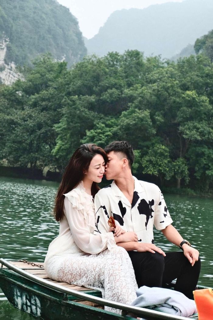 Phan Văn Đức và Võ Nhật Linh quen biết nhau qua mạng xã hội, trong thời điểm nam cầu thủ đang ở đỉnh cao phong độ sau AFF Cup 2018.
