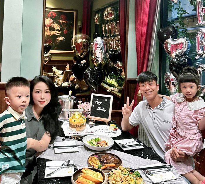 Sau khi kết hôn, Nhật Linh chọn rút lui khỏi các hoạt động cộng đồng, tập trung vào vai trò làm vợ, làm mẹ. Cô trở thành hậu phương vững chắc để Văn Đức yên tâm thi đấu.