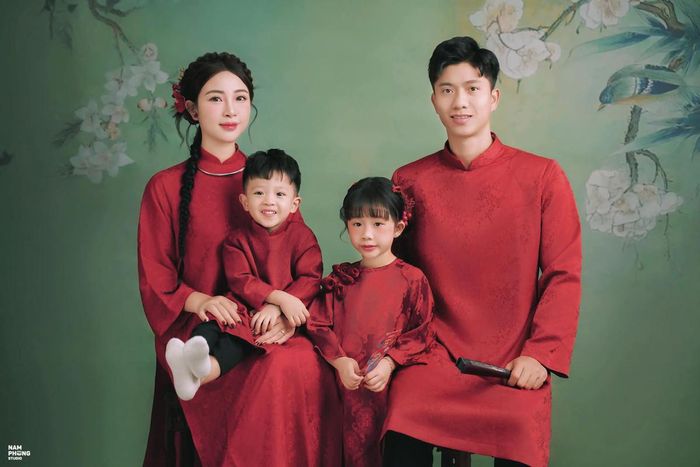 Ở tuổi 29, Phan Văn Đức đã sở hữu một số tài sản giá trị, bao gồm một khách sạn cao cấp và xe hơi trị giá hàng tỷ đồng. Thời gian gần đây gia đình Văn Đức - Nhật Linh còn tập trung phát triển kinh doanh nhà hàng nướng lẩu.