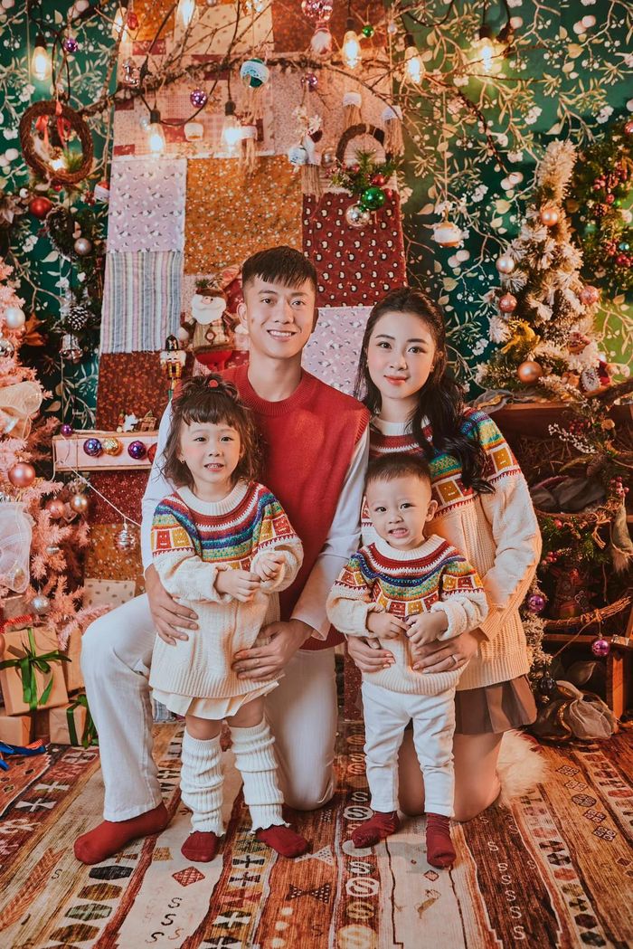 Với thu nhập cao từ việc ký hợp đồng trị giá 5 tỷ đồng/năm với CLB Công An Hà Nội và mức lương hàng tháng lên đến 100 triệu đồng, anh còn thể hiện sự chu đáo khi thưởng Tết cho vợ lên tới 2 tỷ đồng.