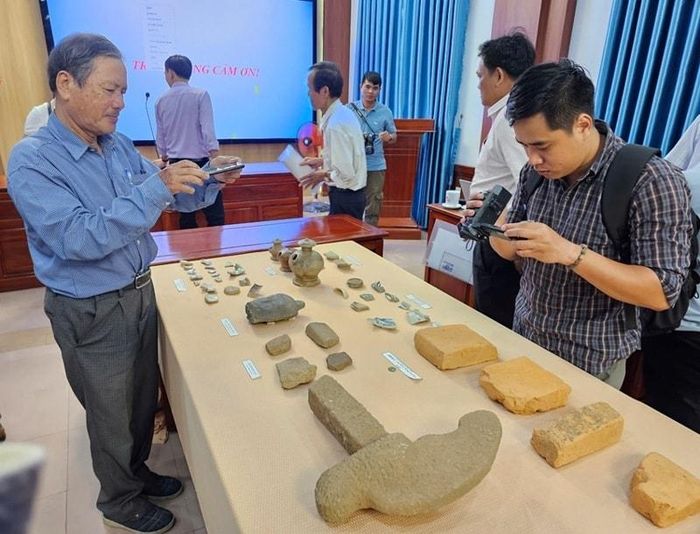 Hiện vật được tìm thấy ở đợt khai quật, khảo cổ tháp đôi Liễu Cốc lần đầu. Ảnh: N.Minh