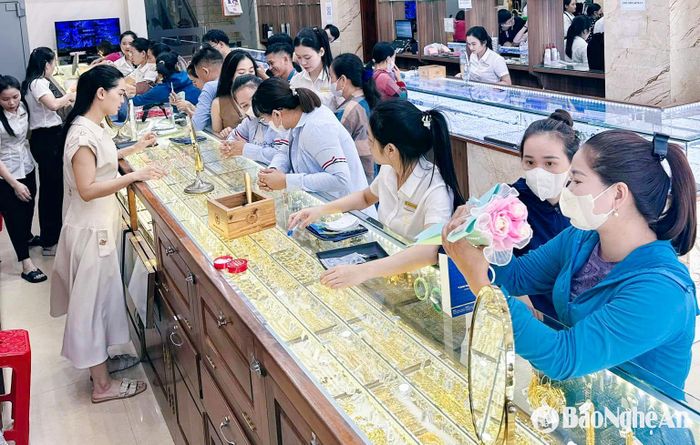 Vàng giảm nên thị trường có phần sôi động hơn trước. Ảnh: T.P