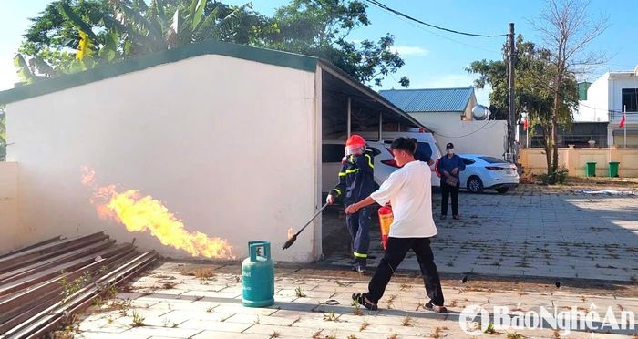 Thực hành sử dụng bình chữa cháy để dập tắt đám cháy. Ảnh: Mai Giang