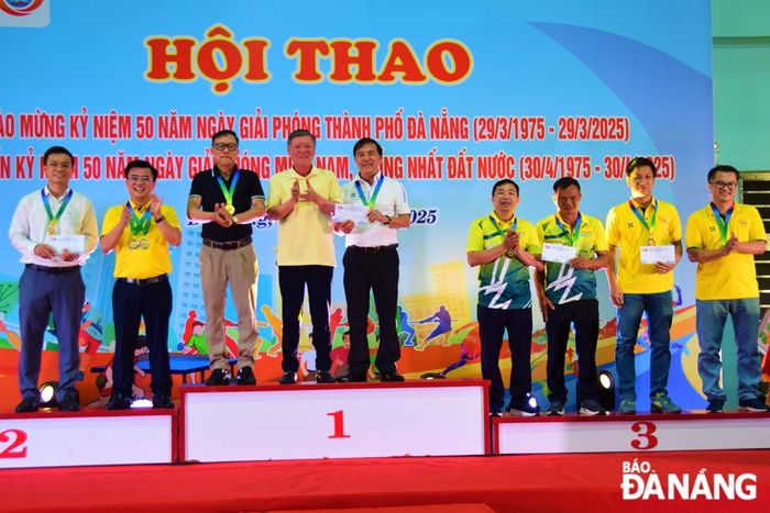 Chủ tịch Ủy ban MTTQ Việt Nam thành phố Lê Văn Trung trao giải cho các vận động viên xuất sắc ở môn bóng bàn.
