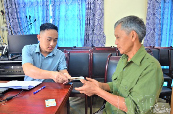 Cán bộ Quỹ Bảo vệ và Phát triển rừng tỉnh chi trả tiền DVMTR cho người dân TP. Điện Biên Phủ.
