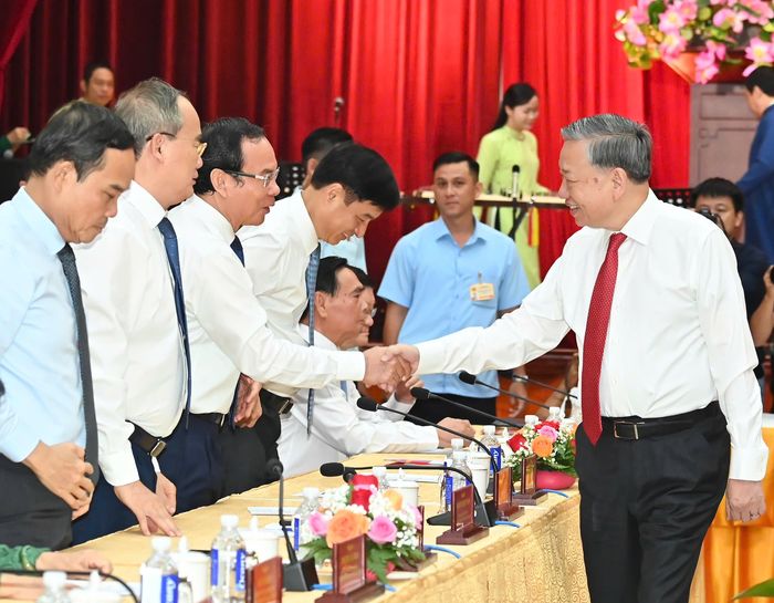  Tổng Bí thư Tô Lâm thăm hỏi các đồng chí lãnh đạo dự hội nghị. Ảnh: VIỆT DŨNG 