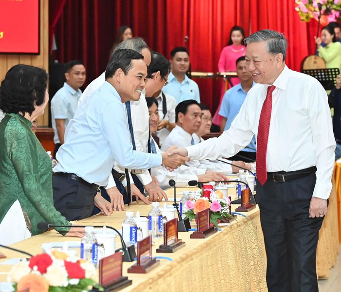  Tổng Bí thư Tô Lâm thăm hỏi các đồng chí lãnh đạo dự hội nghị 