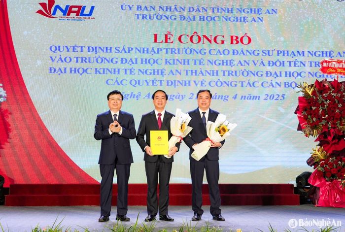 Thừa ủy quyền của Thủ tướng Chính phủ, đồng chí Phó Chủ tịch UBND tỉnh Bùi Đình Long trao Quyết định thành lập Trường Đại học Nghệ An. Ảnh: Mỹ Hà