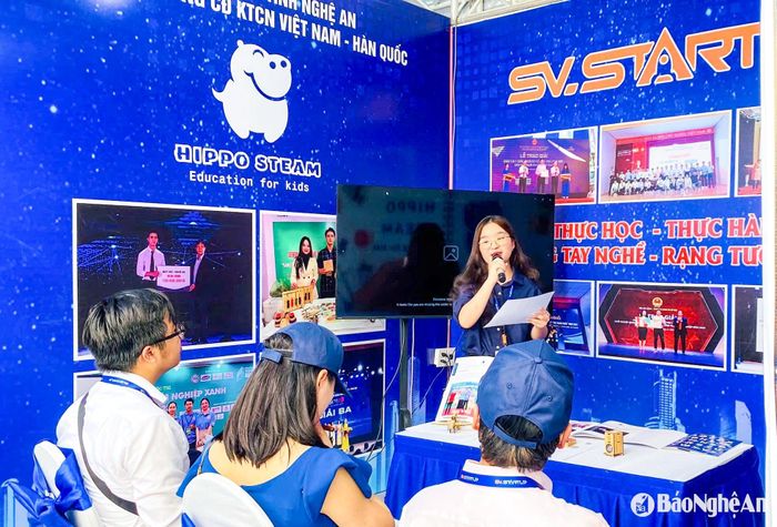 Thành viên Hippo Steam - Giáo dục STEM cho trẻ mầm non” (Trường CĐ Kỹ thuật Công nghiệp Việt Nam - Hàn Quốc) thuyết trình về dự án tại gian hàng. Ảnh: Minh Quân