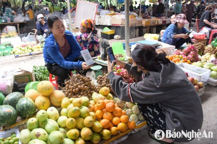 Ở các chợ dân sinh, hoa quả giải nhiệt như cam, dưa, chanh leo... đắt hàng. Ảnh: T.P