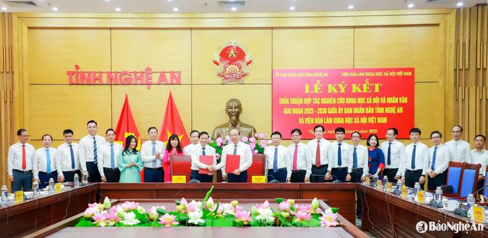 Đồng chí Lê Hồng Vinh - Phó Bí thư Tỉnh ủy, Chủ tịch UBND tỉnh Nghệ An và Tiến sĩ Phan Chí Hiếu - Bí thư Đảng ủy, Chủ tịch Viện Hàn lâm Khoa học xã hội Việt Nam ký kết Biên bản ghi nhớ hợp tác giai đoạn 2025 - 2030. Ảnh: Thành Duy