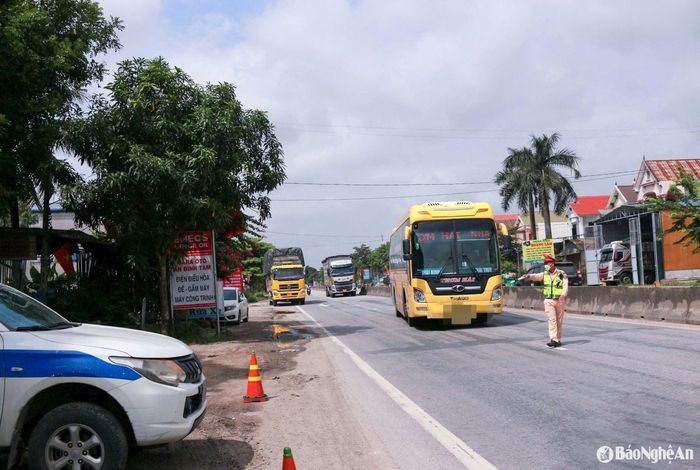 Tổ công tác của Trạm CSGT Diễn Châu lập chốt kiểm tra trên tuyến QL1A (đoạn qua địa bàn xã Quỳnh Thạch, Quỳnh Lưu). Ảnh: Đ.C