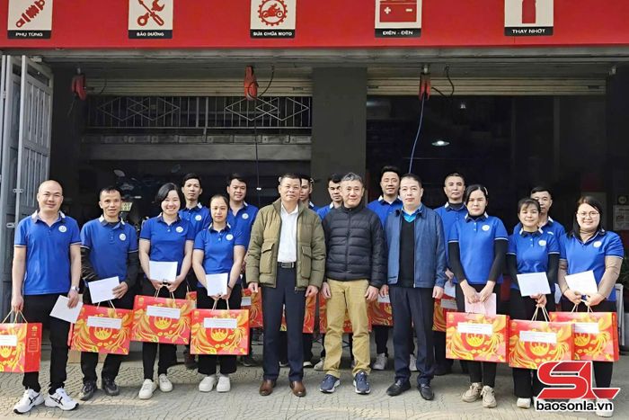 Lãnh đạo LĐLĐ huyện Thuận Châu tặng quà người lao động.