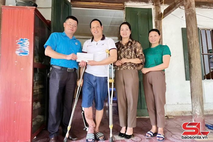 Lãnh đạo LĐLĐ huyện Thuận Châu trao tiền hỗ trợ Mái ấm công đoàn cho đoàn viên có hoàn cảnh khó khăn tại tiểu khu 5, thị trấn Thuận Châu.