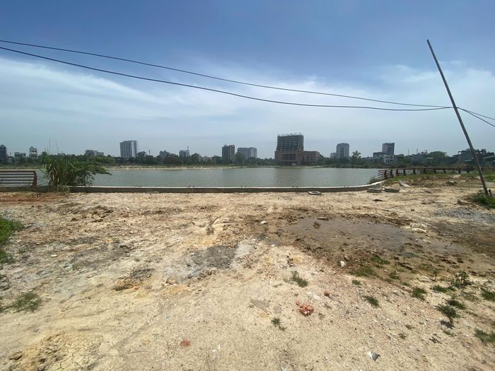 Ông Đinh Quang Thạch, Phó giám đốc Trung tâm phát triển quỹ đất thành phố Thanh Hóa cho biết: "Dự án đã hoàn thành được khoảng 60% khối lượng theo hợp đồng, dự án chậm tiến độ là do tỉnh chưa bàn giao hết đất cho nhà đầu tư. Nhà đầu tư cũng cam kết với chúng tôi nếu được bàn giao hết đất, trong vòng 1 năm nhà đầu tư sẽ hoàn thành dự án".