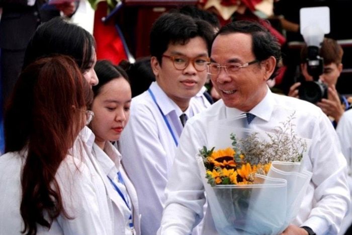 Bí thư Thành ủy TP. Hồ Chí Minh Nguyễn Văn Nên chúc mừng các thầy thuốc trẻ được chọn về công tác tại tuyến y tế cơ sở