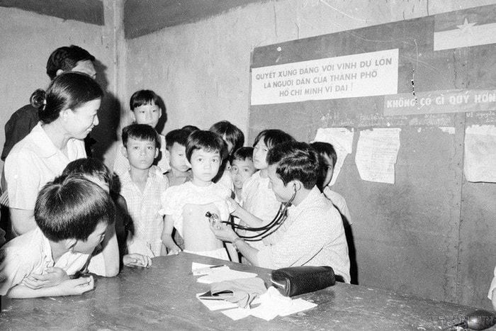 Khám bệnh và phát thuốc miễn phí cho nhân dân tại các trạm y tế phường, xã tại TP. Hồ Chí Minh năm 1975