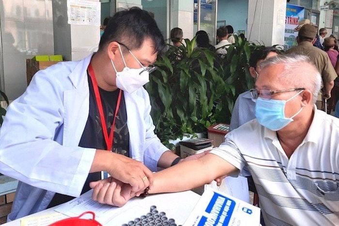 Người cao tuổi đang được thăm khám sức khỏe miễn phí tại Trạm y tế phường Linh Trung, TP. Thủ Đức