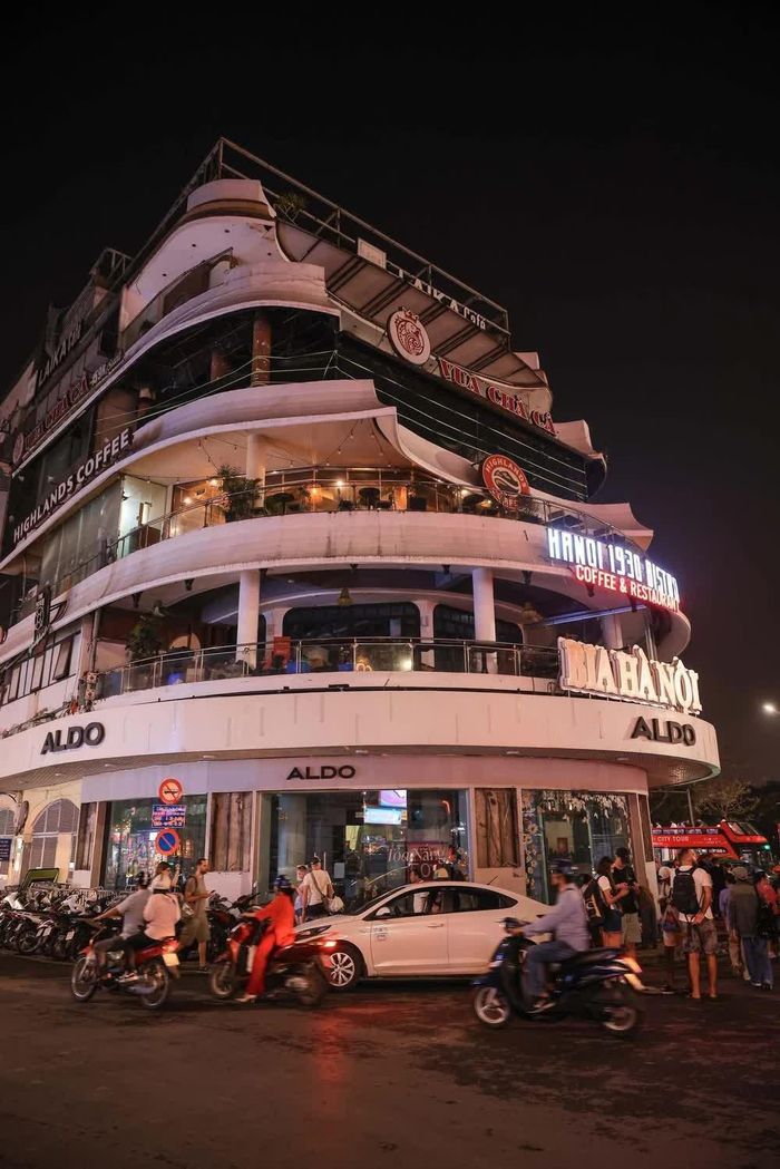 Tòa nhà "Hàm cá mập” tại khu vực Quảng trường Đông Kinh - Nghĩa Thục, Hà Nội (ảnh chụp lúc 21h5' ngày 21/4/2025)