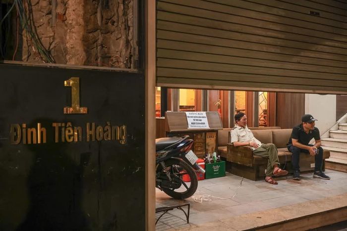 Các thông báo tòa nhà dừng hoạt động được dán tại cổng số 1 Đinh Tiên Hoàng