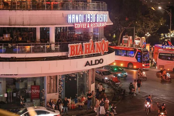 Tòa nhà "Hàm cá mập” (ảnh chụp lúc 21h ngày 21/4/2025)