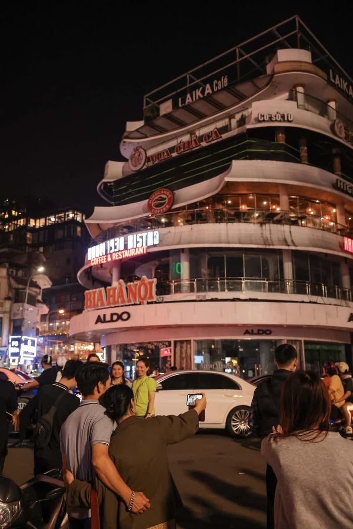 Tối 21/4, có khá đông người đến khu vực Quảng trường Đông Kinh - Nghĩa Thục để chụp ảnh lưu niệm