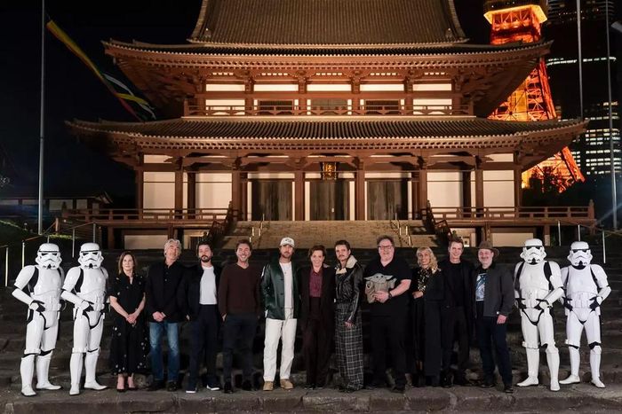 (Từ trái qua) Kathleen Kennedy, Tony Gilroy, Diego Luna, Shawn Levy, Ryan Gosling, Sigourney Weaver, Pedro Pascal, Jon Favreau, Rosario Dawson, Hayden Christensen và Dave Filoni tại Star Wars Celebration Nhật Bản