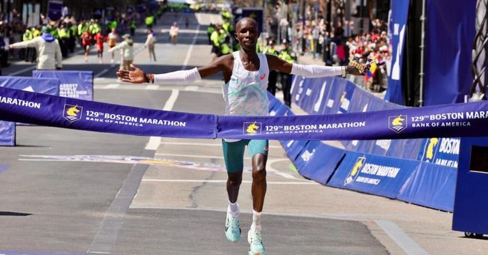 Chân chạy Kenya John Korir vô địch Boston Marathon 2025
