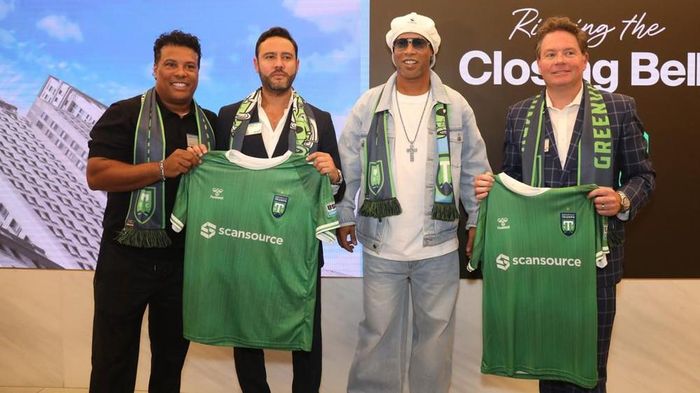 Ronaldinho trong ngày ra mắt với tư cách cổ đông của CLB Greenville Triumph.