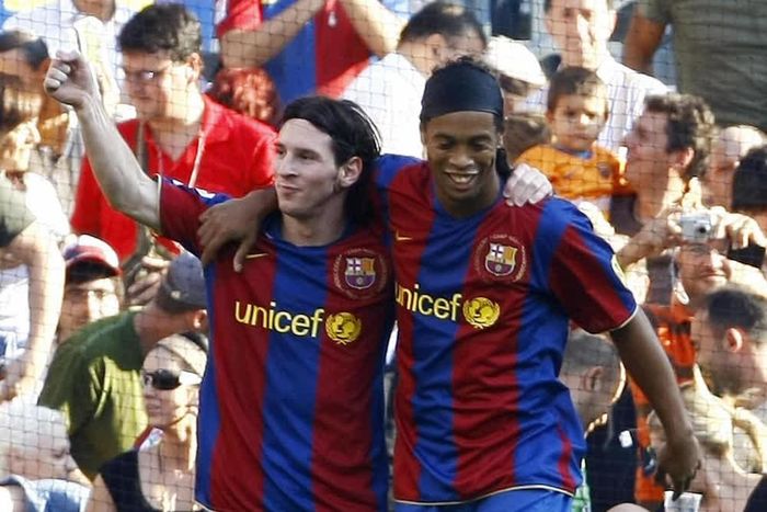 Messi và Ronaldinho là anh em thân thiết khi cùng khoác áo Barcelona.