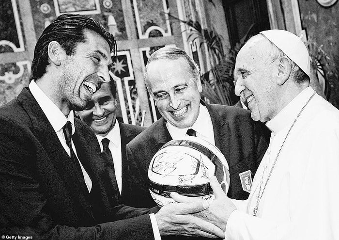 Buffon trao một quả bóng có chữ ký cho Giáo hoàng.