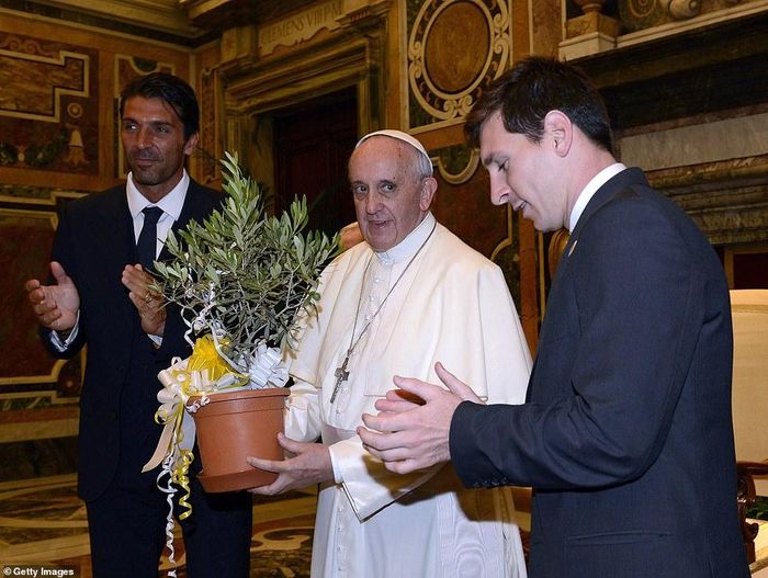 Giáo hoàng cũng đã trao đổi quà tặng với Lionel Messi và Gianluigi Buffon vào năm 2013 khi họ đến thăm Vatican.