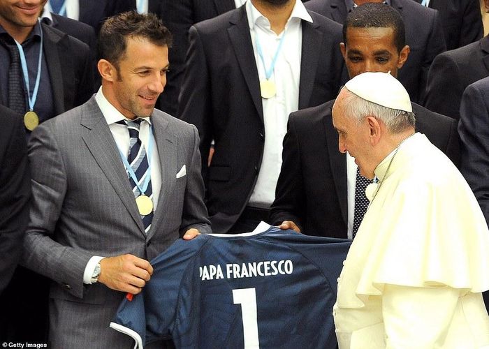 Giáo hoàng đã nhận được một chiếc áo cá nhân hóa từ một biểu tượng Ý khác, Alessandro Del Piero, vào năm 2014.