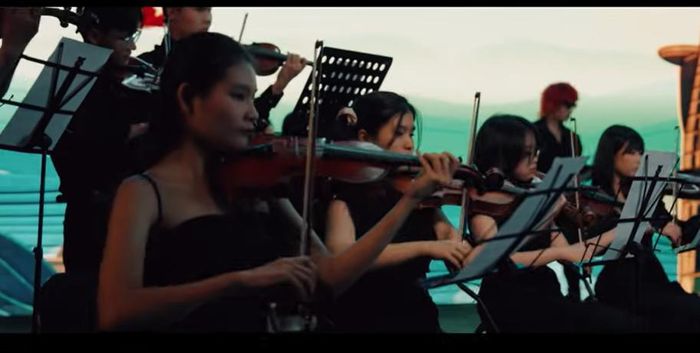 Trong MV "Lời trái tim Việt Nam" có sự xuất hiện của dàn nhạc dây cho thấy sự đầu tư chỉn chu cả về âm nhạc cũng như hình ảnh