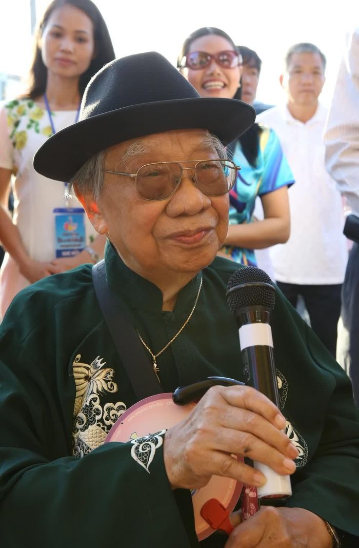 GS-TS Trần Văn Khê tại Festival đờn ca tài tử Quốc gia lần thứ Nhất – Bạc Liêu 2014. Ảnh: TTXVN